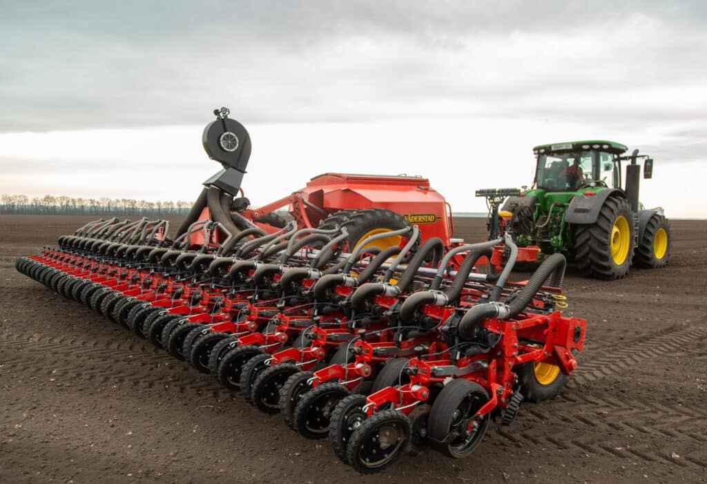 Tempo L Central Seed Fill 24 in action in a field; Photo credit: Väderstad